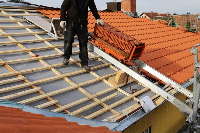 Travaux de couverture et zinguerie - Maître Couverture Versailles : artisan couvreur zingueur sur Paris (75) et l’Île-de-France. : Travaux de couverture et faîtage en neuf et en rénovation. Dépannage urgent de fuite sur toits parisiens ! Pose et rénovation de toiture en zinc et des différents éléments de zinguerie. Intervention dans les meilleurs délais sur Versailles (78), Paris (75) et en Île-de-France : L’Essonne (91), la Seine-et-Marne (77), les Yvelines (78), le Val-de-Marne (94) et les Hauts-de-Seine (92). Maître Couverture Versailles sur Versailles (78). Par téléphone ou en ligne, Nous sommes à votre écoute pour tous vos projets de couverture, zinguerie et faîtage en neuf et en rénovation.