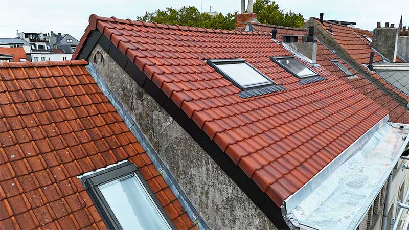 Travaux de couverture et zinguerie - Maître Couverture Versailles : artisan couvreur zingueur sur Paris (75) et l’Île-de-France. : Travaux de couverture et faîtage en neuf et en rénovation. Dépannage urgent de fuite sur toits parisiens ! Pose et rénovation de toiture en zinc et des différents éléments de zinguerie. Intervention dans les meilleurs délais sur Versailles (78), Paris (75) et en Île-de-France : L’Essonne (91), la Seine-et-Marne (77), les Yvelines (78), le Val-de-Marne (94) et les Hauts-de-Seine (92). Maître Couverture Versailles sur Versailles (78). Par téléphone ou en ligne, Nous sommes à votre écoute pour tous vos projets de couverture, zinguerie et faîtage en neuf et en rénovation.