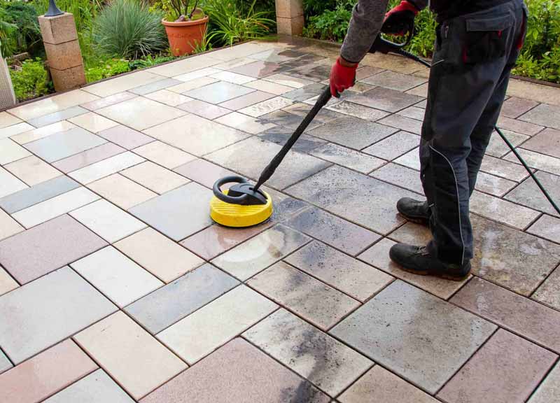 Nettoyage des extérieurs Sur Paris et l’Île-de-France - Maître Couverture Versailles… Nettoyage des extérieurs :  allée, pavé, dallage, terrasse, muret … Traitement anti-mousse des extérieurs. Intervention dans les meilleurs délais sur Versailles (78), Paris (75) et en Île-de-France : L’Essonne (91), la Seine-et-Marne (77), les Yvelines (78), le Val-de-Marne (94) et les Hauts-de-Seine (92). Maître Couverture Versailles sur Versailles (78). Par téléphone ou en ligne, Nous sommes à votre écoute pour tous vos projets de nettoyage des extérieurs.